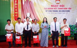 Phó Chủ tịch nước Võ Thị Ánh Xuân chung vui "Ngày hội Đại đoàn kết toàn dân tộc" cùng nhân dân An Giang