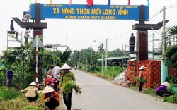 Đường hoa nông thôn mới ở xã này của Tiền Giang vẫn nối dài, dân đi qua chụp hình, quay phim