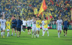 Các cầu thủ Nam Định ăn mừng sau khi trụ hạng thành công