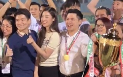 Hoa hậu Đỗ Mỹ Linh nâng cúp vô địch cùng Hà Nội FC