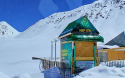 Máy ATM cao nhất thế giới trên đỉnh núi cao 4.693m