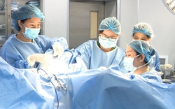 Cô gái thủng tử cung sau phẫu thuật ở Singapore về TPHCM cấp cứu: Bác sĩ nói gì?