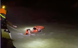 Clip: Nhảy cầu Chương Dương, người phụ nữ đang chìm dần thì được cảnh sát cứu sống