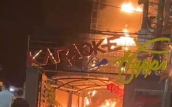 Cháy biển hiệu cùng xe máy tại quán karaoke Happy ở Tây Ninh, nhiều người tháo chạy