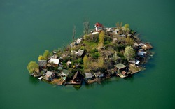Hungary: Lạ lùng hàng trăm ngôi nhà "chen chúc" trên mặt hồ