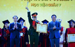 Hà Nội vinh danh 98 thủ khoa "khủng": Người tốt nghiệp 2 bằng, người đạt điểm tuyệt đối