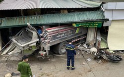 Xe chở ống bơm bê tông bất ngờ lao vào nhà dân, cảnh sát cắt cabin cứu tài xế