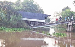Đồng Tháp: Xe tải chở gạo nặng 27 tấn làm sập cầu nông thôn chỉ cho phương tiện 5 tấn lưu thông