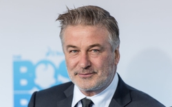 Alec Baldwin kiện ngược đoàn làm phim trong vụ nổ súng giết chết đạo diễn