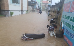 Lũ cuốn trôi xe máy ở Quy Nhơn: “Sống hơn 20 năm, chưa bao giờ thấy nước kinh khủng như thế”