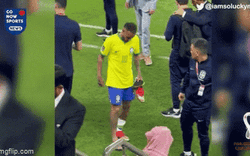 Hình ảnh Neymar tập tễnh rời sân sau chấn thương khiến cả nước Brazil lo lắng