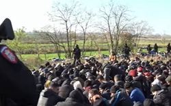 Video: Cảnh sát Serbia tìm thấy 600 người di cư sau vụ xả súng gần biên giới Hungary