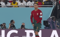 SỐC: Ronaldo móc đồ từ… quần lót ăn ngon lành