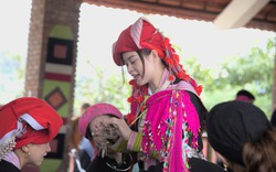 Rực rỡ trang phục thổ cẩm dân tộc thiểu số tỉnh Lào Cai trong hội thi thêu may và trình diễn