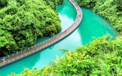 Trung Quốc: Ngỡ ngàng với vẻ đẹp siêu thực của cây cầu gỗ ván nổi trên mặt nước