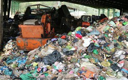 Công ty xử lý chất thải rắn nhưng đổ chất thải rắn ra môi trường bị phạt hơn 700 triệu đồng