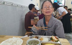 Quán cơm 1.000 đồng đầy ắp tình người ở Nha Trang