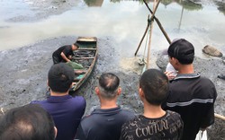 Dân kéo nhau đi xem cảnh bắt những con cá trê "già đời" to bằng bắp chân giữa thành phố Vinh