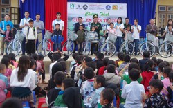 Tặng quà học sinh nghèo vượt khó ở huyện vùng biên giới Sơn La