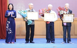 Phó Bí thư Thường trực Thành ủy Hà Nội trao Huy hiệu Đảng tại quận Thanh Xuân