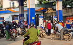 Sơn La: Người dân xếp hàng dài mua xăng dầu của Petrolimex 
