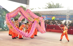 Khán giả nhí mê mẩn xem thi đấu lân sư rồng tại Đại hội Thể thao toàn quốc
