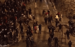 Video: Fan hâm mộ Morocco gây bạo loạn ở Paris sau khi đội nhà vào bán kết