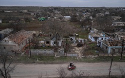 Một tháng kể từ khi Nga rút quân, Kherson vẫn hoang tàn, đổ nát như 'thành phố ma'