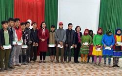 Phó Chủ tịch Hội Nông dân Việt Nam Bùi Thị Thơm tặng quà Tết nông dân nghèo Hà Giang