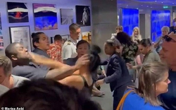 Mỹ: Sốc với cảnh ẩu đả trên tàu du lịch, nữ du khách bị rơi xuống biển
