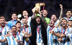 Vì sao Messi lại mặc áo choàng đen khi nâng cao cúp vàng World Cup 2022?