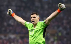 Emiliano Martinez giành giải Găng tay vàng do… đồng đội quá kém?