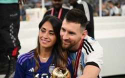 Xúc động hình ảnh Messi cùng vợ và 3 con nâng cúp vàng World Cup 2022
