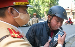 CSGT Hà Nội đo độ cồn dịp cuối năm, nhiều "ma men" bị phạt nặng tiền và tạm giữ xe