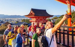 Du khách "bạo chi" mua hàng hiệu khi du lịch Nhật Bản
