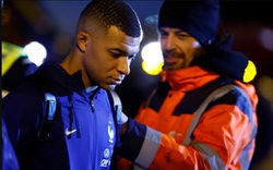 CHÙM ẢNH: Mbappe lầm lì cùng ĐT Pháp về Paris