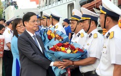Bộ Tư lệnh Vùng 4 Hải quân: Tiễn đoàn công tác đi thăm, chúc Tết quân và dân huyện đảo Trường Sa