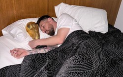 Messi “bỏ” vợ và bạn thân để... ngủ cùng cúp vàng World Cup