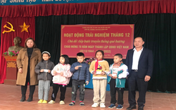 BHXH huyện Kim Bôi (Hòa Bình): Tặng thẻ BHYT cho học sinh có hoàn cảnh khó khăn