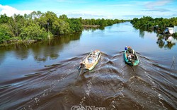 Con sông nào nối Cà Mau với Kiên Giang, trước khi đổ ra vịnh Thái Lan sông chia thành mấy cửa?