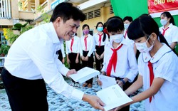 Agribank trao 100 suất học bổng cho học sinh khó khăn tại tỉnh Trà Vinh