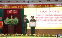 Đại tá Đinh Văn Nơi nhận Huân chương Chiến công hạng Nhì