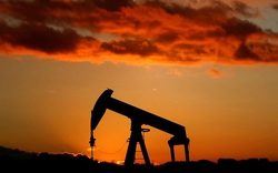 Giá xăng dầu hôm nay 27/12: Nga có động thái mới, dầu vẫn tiếp tục tăng "nóng"