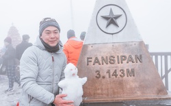 Du khách thích thú check-in, nặn người tuyết trên đỉnh Fansipan 