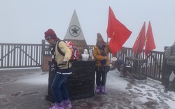 Du khách hào hứng chiêm ngưỡng tuyết rơi trên đỉnh Fansipan