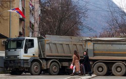 Người Serb ở phía bắc Kosovo bắt đầu dỡ bỏ chướng ngại vật