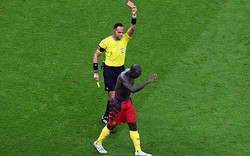 Trọng tài bắt tay, an ủi trước khi... rút thẻ đỏ phạt tiền đạo Cameroon