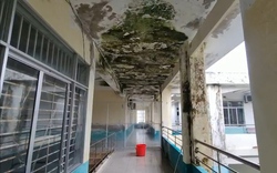 Clip: Trung tâm y tế ở Đà Nẵng xuống cấp nghiêm trọng, y bác sĩ kiêm tạp vụ lau sàn mùa mưa
