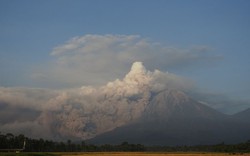 Video: Núi lửa phun trào trên đảo Java, người dân Indonesia khẩn trương sơ tán