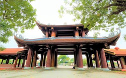 Cận cảnh cổng Tam quan bằng gỗ lim, gỗ sến của chùa Thanh Lương ở Hà Tĩnh, bề thế nhất Việt Nam